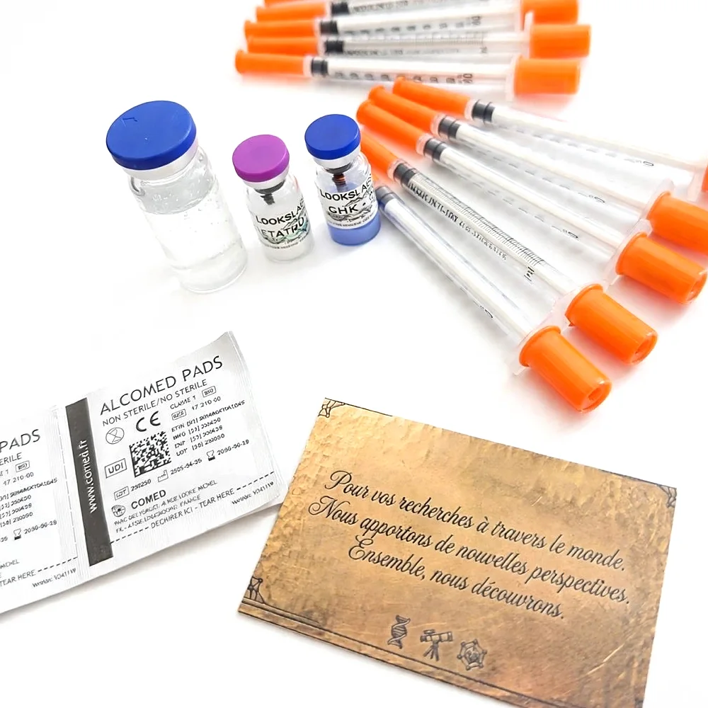 Photo réelle d’un colis LooksLabs : flacons de Retatrutide 20 mg et de GHK-Cu 100 mg, eau bactériostatique, seringues, lingettes alcoolisées et carte LooksLabs